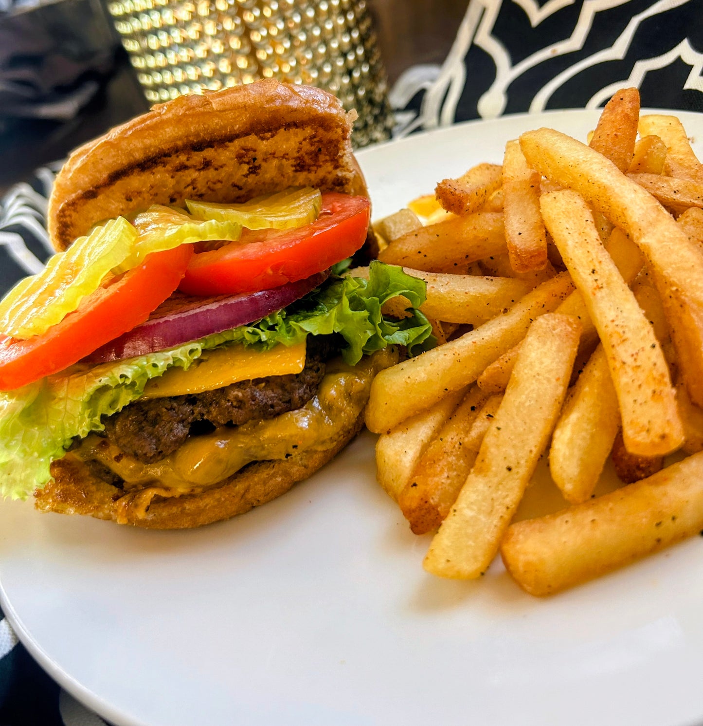 Smashburger with cheese, Fries & Sweet Tea